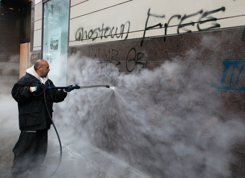 Limpieza de una pared con grafitis. AP